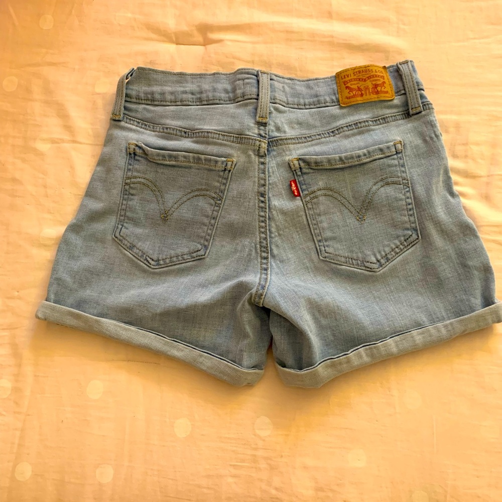 Levi shorts size 28